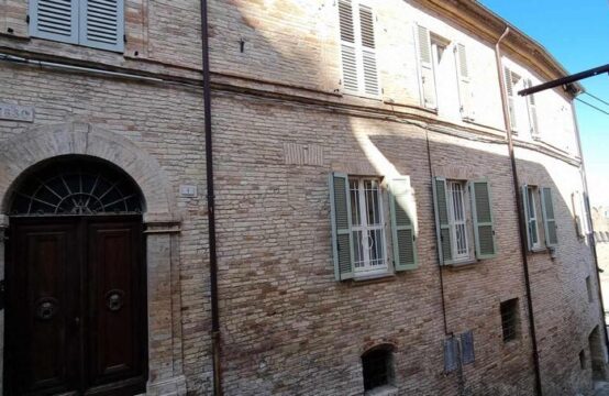 PORZIONE DI PALAZZO A FERMO, CON GRANDE GIARDINO